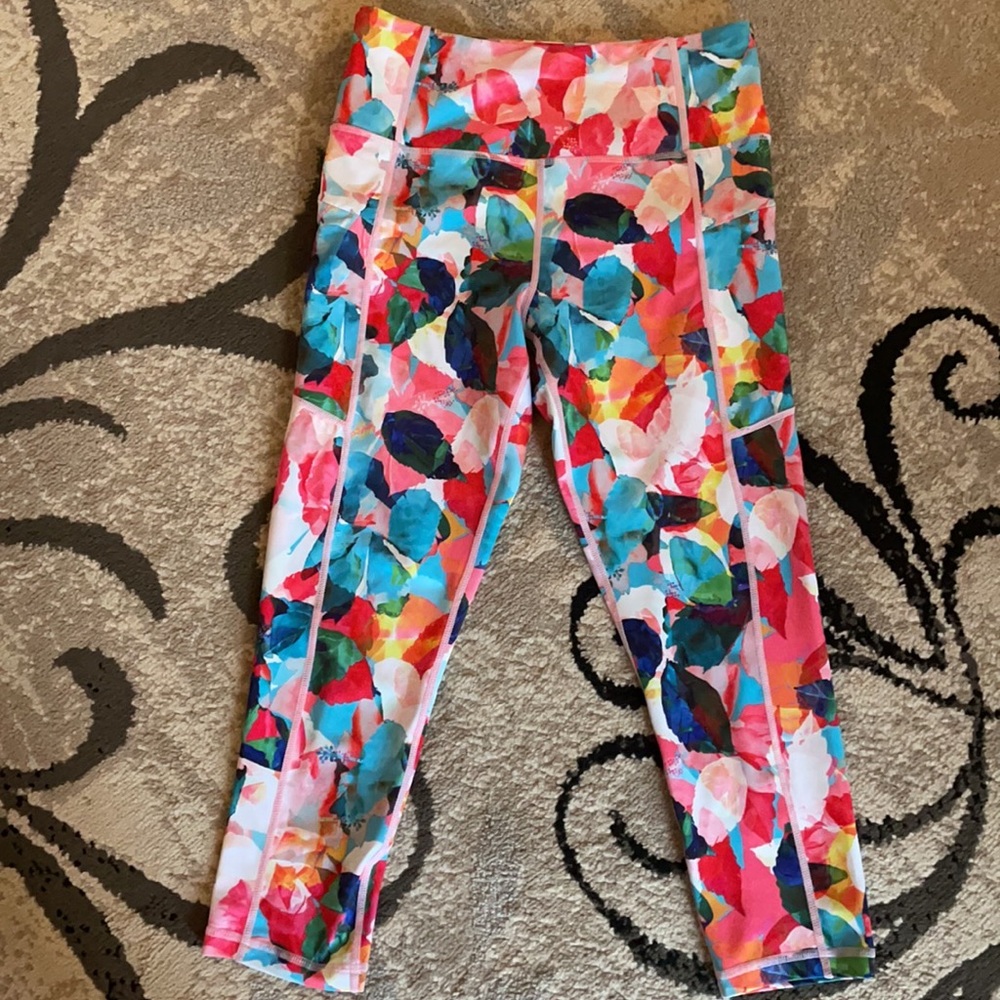 ZYIA Floral Zipper Pocket Light n’ Tight Capris